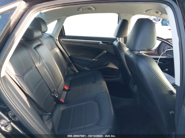 1VWDT7A38HC017579 Volkswagen Passat 1.8t R-line