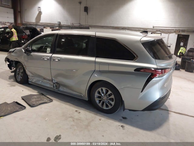 Toyota SIENNA LE 2021 5TDKRKEC9MS038102 Image 3