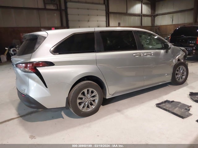 Toyota SIENNA LE 2021 5TDKRKEC9MS038102 Image 4