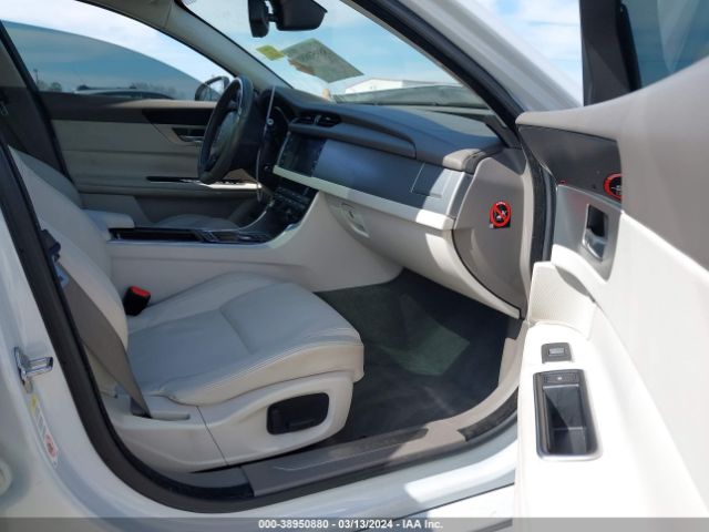 SAJBD4BV2HCY27765 Jaguar Xf 35t Premium