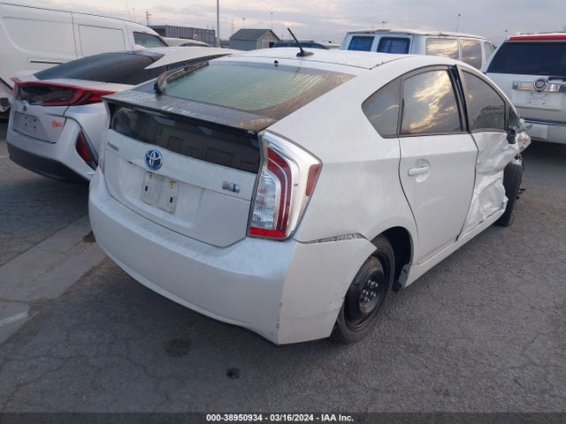 Toyota Prius Three 2014 JTDKN3DU0E0382286 Image 4