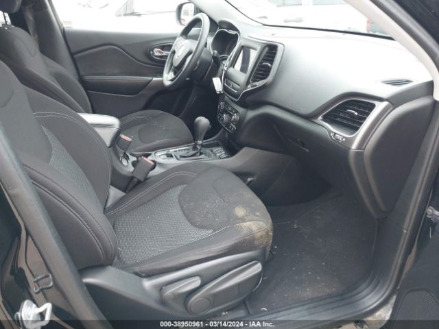1C4PJLCB0KD358124 Jeep Cherokee Latitude Fwd
