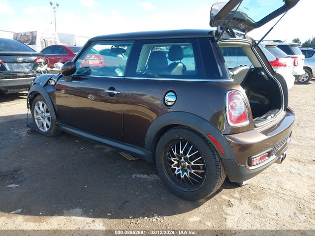 2011 MINI COOPER S WMWSV3C51BTY15258 Photo 2
