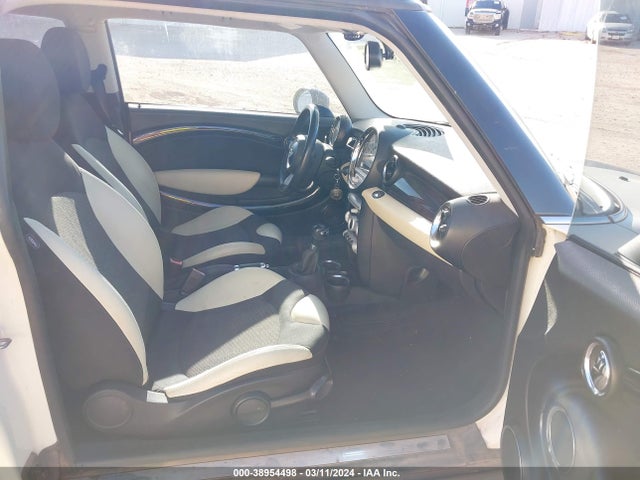 2010 MINI COOPER CLUBMAN WMWML3C52ATX36582 Photo 4