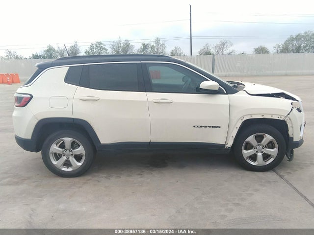 3C4NJCBB9JT125005 Jeep Compass Latitude Fwd