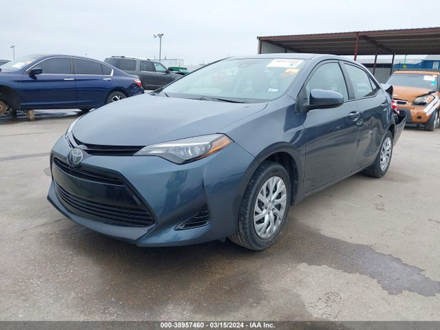Toyota COROLLA LE 2018 5YFBURHE3JP738349 Image 2