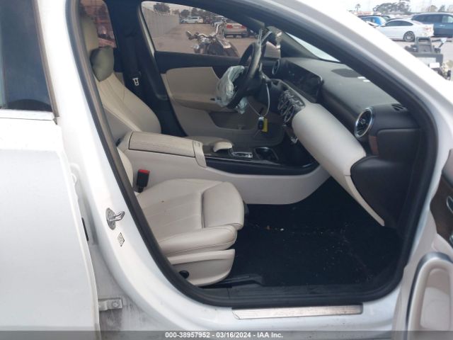 WDD3G4EB6KW009396 Mercedes-Benz A 220