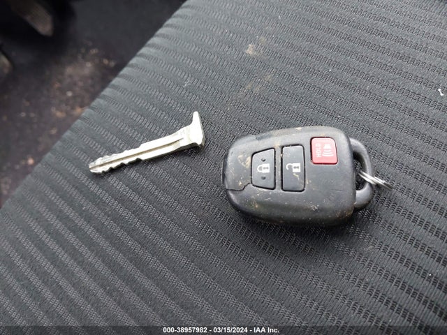 Toyota RAV4 LE 2017 JTMBFREV5HJ131625 Image 11
