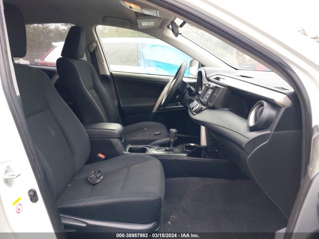 Toyota RAV4 LE 2017 JTMBFREV5HJ131625 Image 5