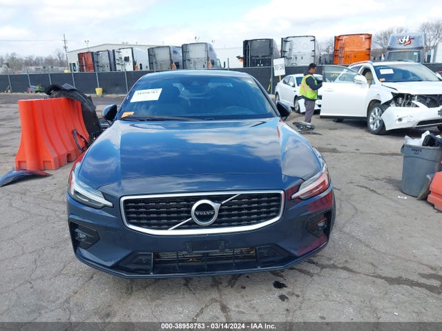 7JRA22TM1KG015921 Volvo S60 T6 R-design