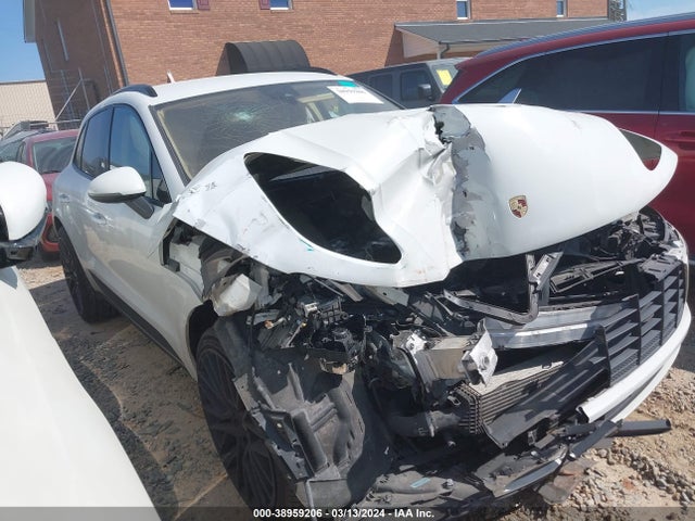 2017 PORSCHE MACAN WP1AA2A57HLB01827 Photo 0