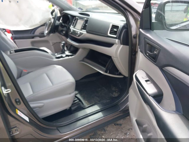 Toyota Highlander Le Plus 2019 5TDZZRFH2KS324632 Image 5