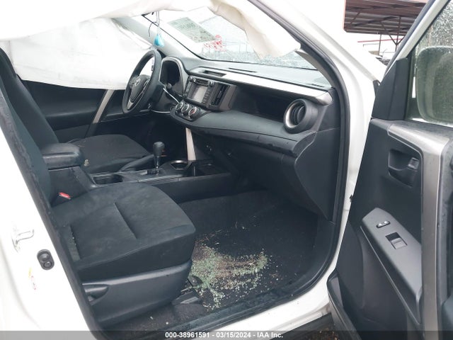 Toyota RAV4 LE 2018 JTMZFREV7JJ735343 Image 5