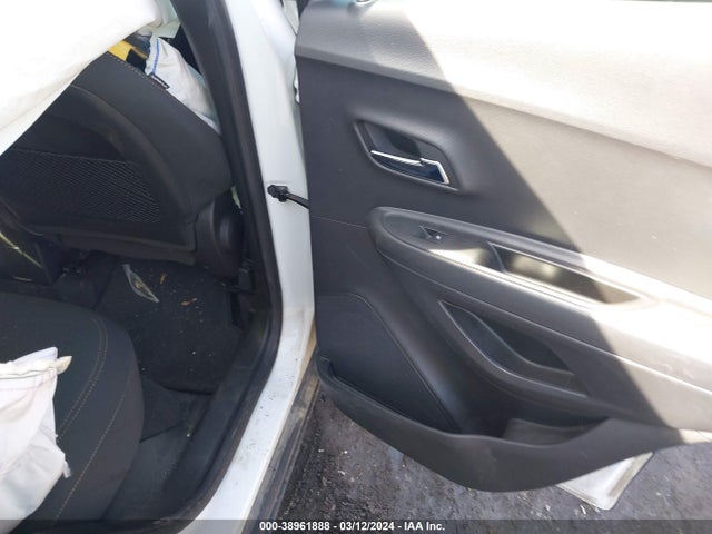 Chevrolet TRAX LS 2018 KL7CJNSB7JB621857 Image 8