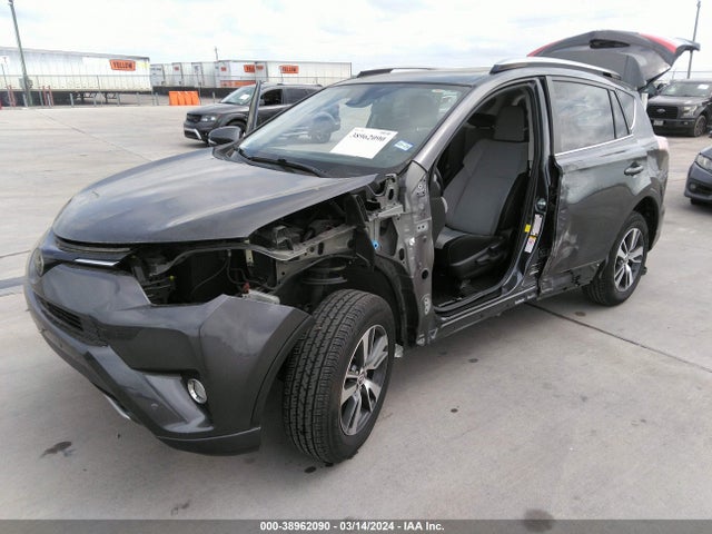 Toyota Rav4 Xle 2018 JTMWFREV6JJ166360 Image 2