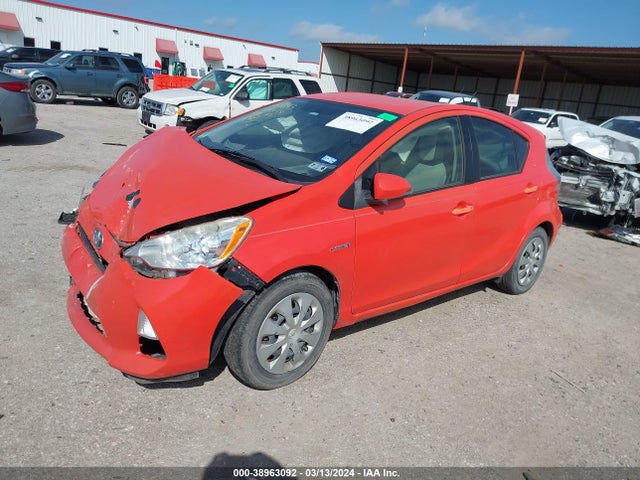 Toyota Prius C One 2014 JTDKDTB33E1074777 Image 2
