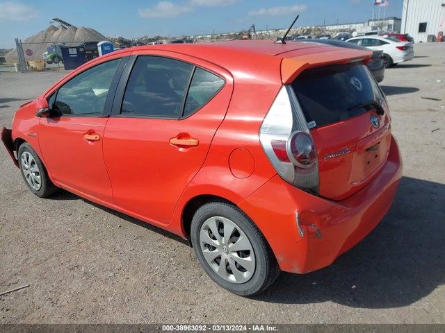 Toyota Prius C One 2014 JTDKDTB33E1074777 Image 3