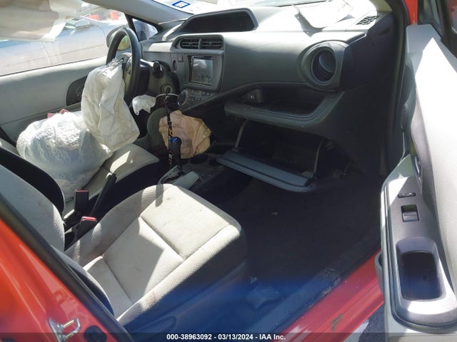 Toyota Prius C One 2014 JTDKDTB33E1074777 Image 5