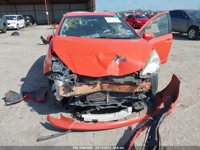 Toyota Prius C One 2014 JTDKDTB33E1074777 Image 6