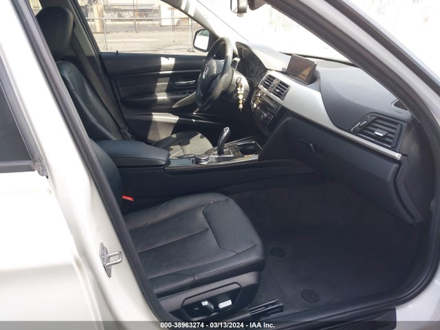 BMW 320i 2017 WBA8E1G3XHNU16062 Image 5