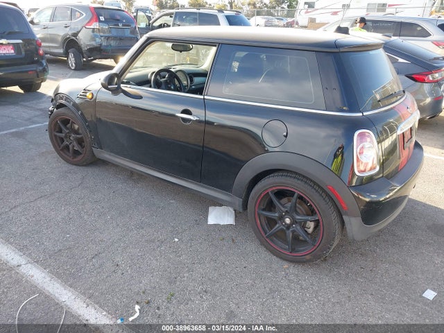2011 MINI COOPER WMWSU3C58BT091474 Photo 2
