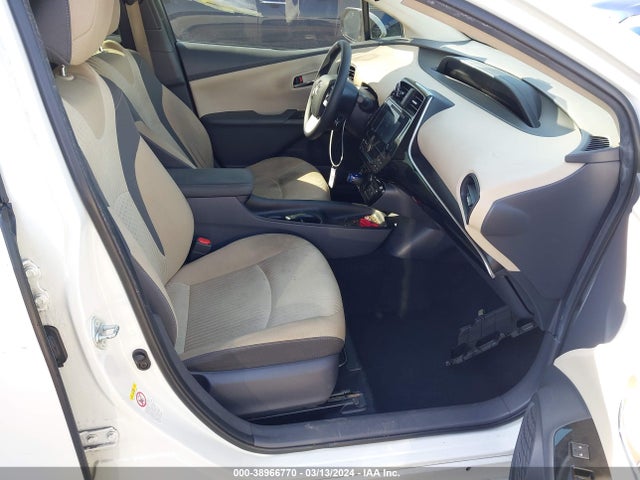 Toyota Prius Two Eco 2017 JTDKARFU0H3043042 Image 5