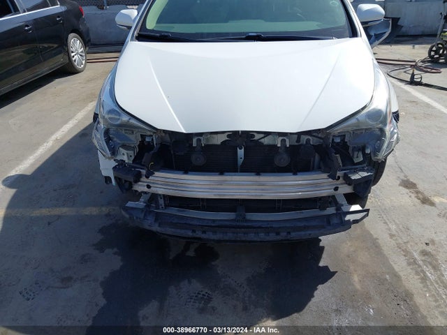 Toyota Prius Two Eco 2017 JTDKARFU0H3043042 Image 6