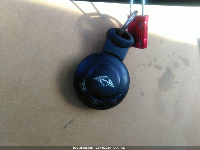 2010 MINI COOPER CLUBMAN WMWML3C56ATX38626 Photo 10