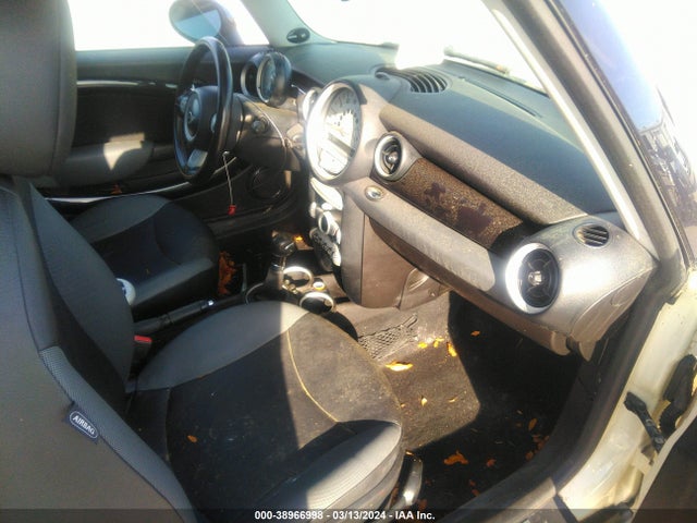 2010 MINI COOPER CLUBMAN WMWML3C56ATX38626 Photo 4