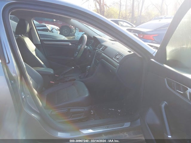 1VWDT7A31HC009453 Volkswagen Passat 1.8t R-line