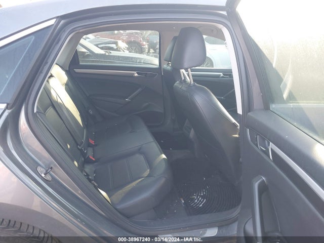 1VWDT7A31HC009453 Volkswagen Passat 1.8t R-line