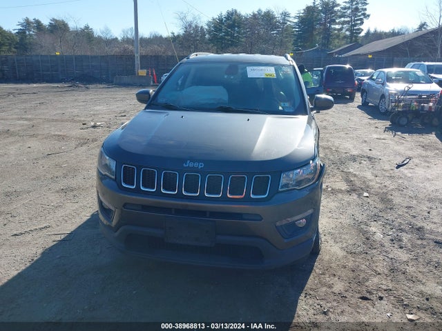 3C4NJDBB1JT350492 Jeep Compass Latitude 4x4