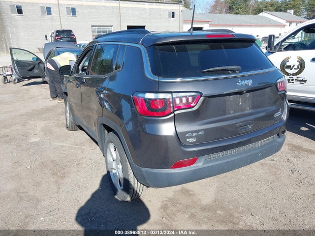3C4NJDBB1JT350492 Jeep Compass Latitude 4x4