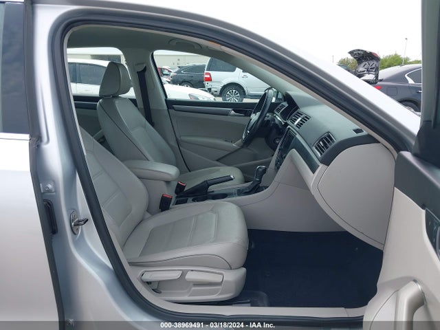 1VWDT7A39HC035766 Volkswagen Passat 1.8t R-line