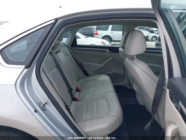 1VWDT7A39HC035766 Volkswagen Passat 1.8t R-line