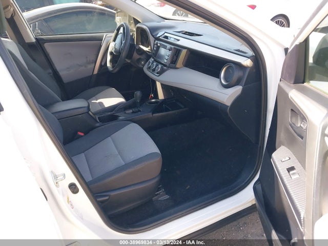 Toyota RAV4 LE 2015 JTMZFREV5FD077611 Image 5