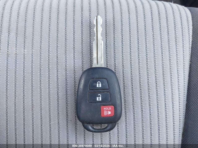 Toyota RAV4 LE 2015 JTMBFREV8FJ046811 Image 11