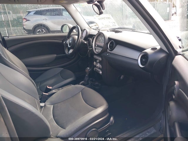 2010 MINI COOPER CLUBMAN WMWML3C5XATX39195 Photo 4