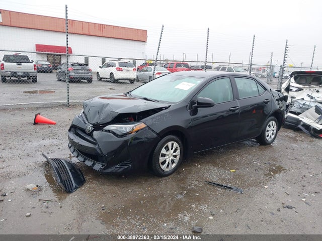 Toyota COROLLA L 2018 5YFBURHE6JP777405 Image 2