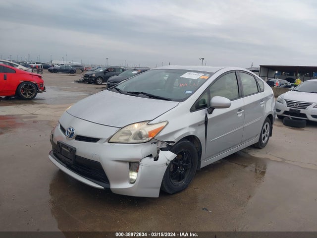 Toyota Prius Three 2014 JTDKN3DU8E1749882 Image 2