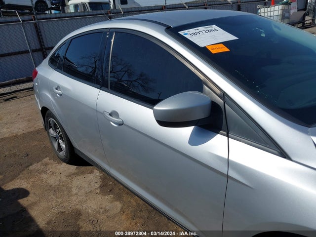 Ford FOCUS SE 2018 1FADP3FE3JL244278 Image 14