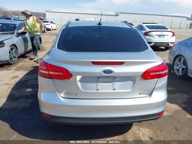 Ford FOCUS SE 2018 1FADP3FE3JL244278 Image 17