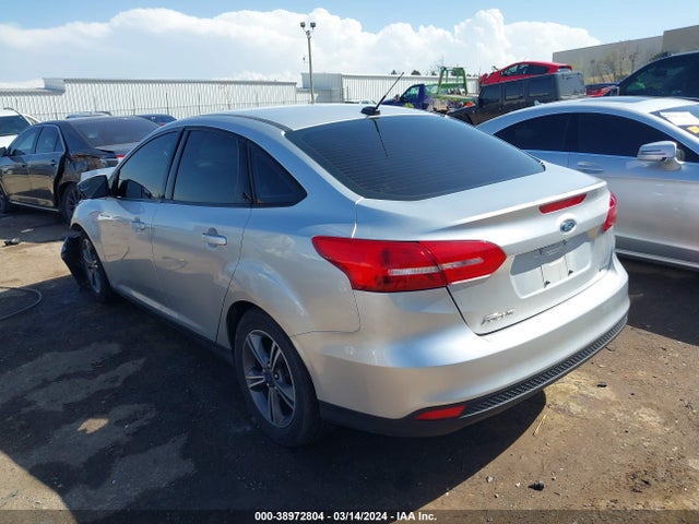 Ford FOCUS SE 2018 1FADP3FE3JL244278 Image 3