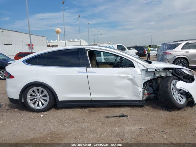 Tesla Model X 60d/70d/75d/90d 2016 5YJXCAE21GF028245 Image 14