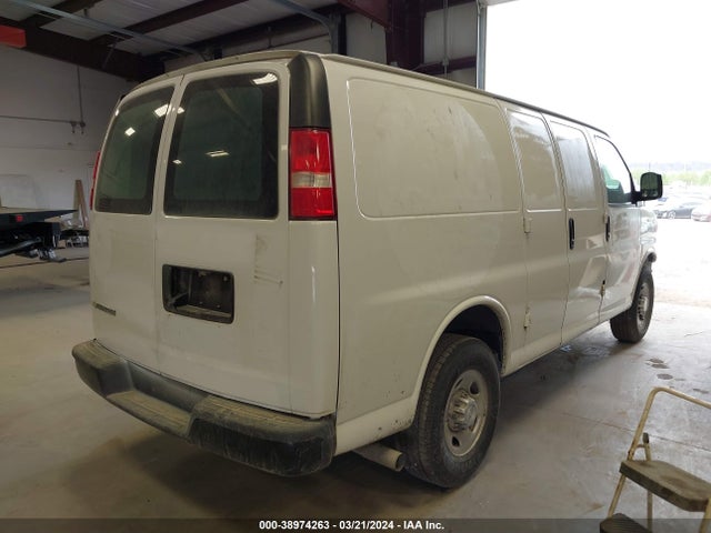 Chevrolet Express 2500 Work Van 2018 1GCWGAFP3J1170655 Image 4