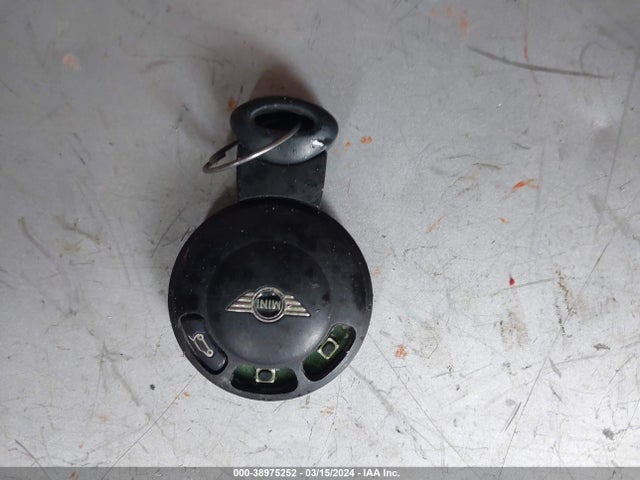 2010 MINI COOPER S WMWMF7C54ATZ70768 Photo 10