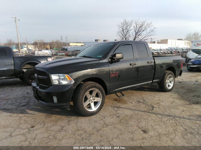RAM 1500 Express Quad Cab 4x4 6'4 Box 2018 1C6RR7FG8JS216296 Image 2