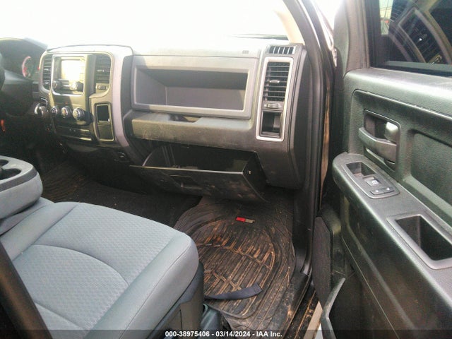 RAM 1500 Express Quad Cab 4x4 6'4 Box 2018 1C6RR7FG8JS216296 Image 5