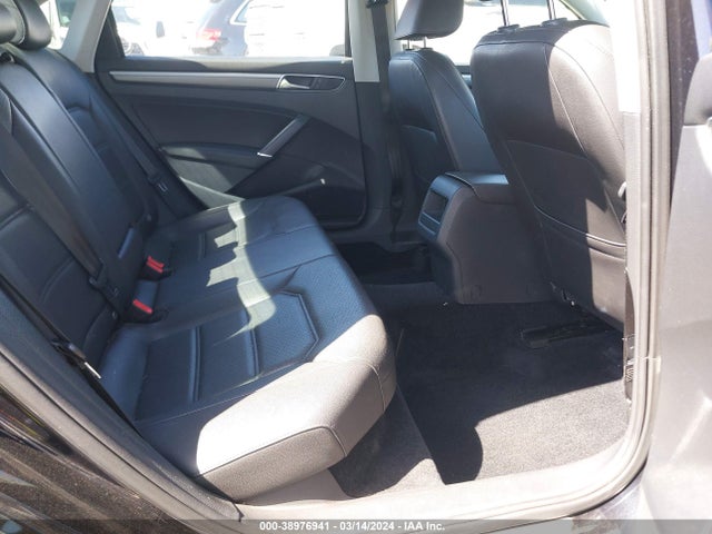 1VWDT7A34HC060509 Volkswagen Passat 1.8t R-line