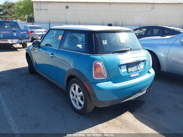 2010 MINI COOPER WMWMF3C59ATZ24779 Photo 2